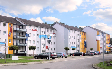 bunte fassadenmalerei, wandmalerei an einer hausfassade